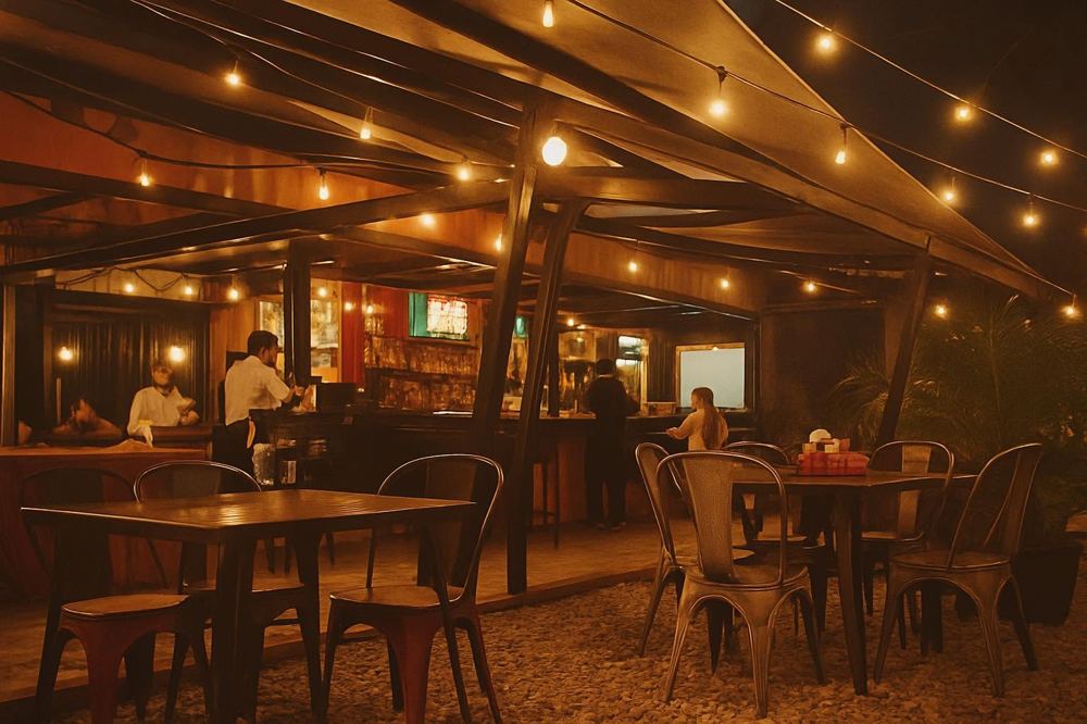 Interior con luces cálidas y mesas