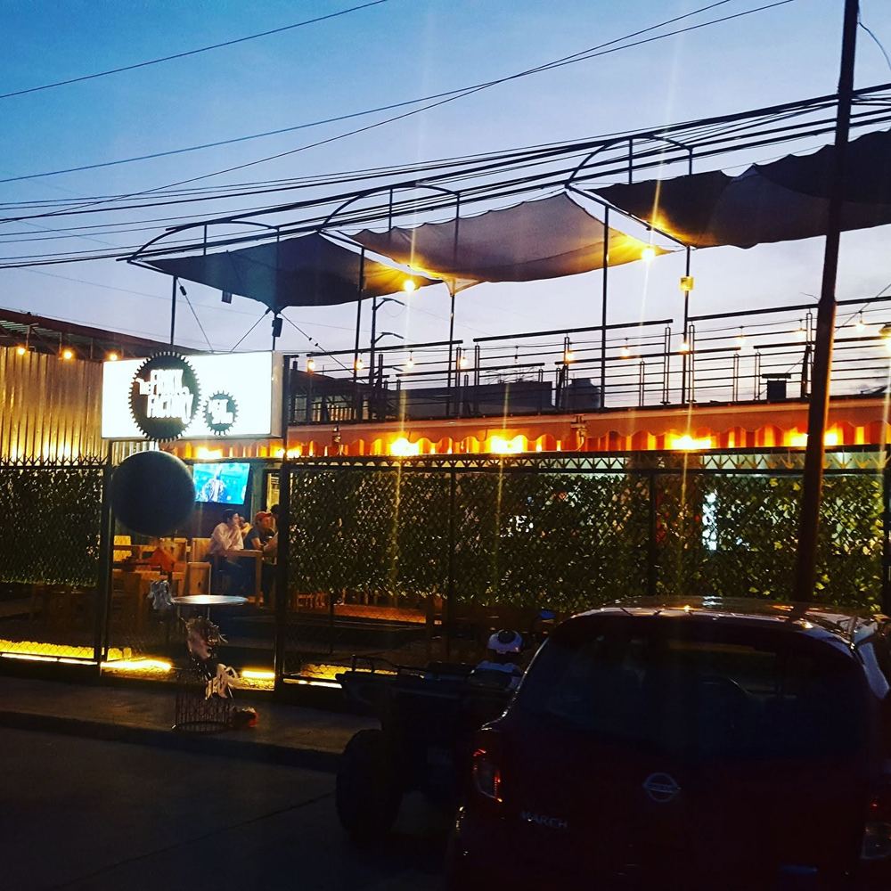 Fachada de noche con letrero iluminado